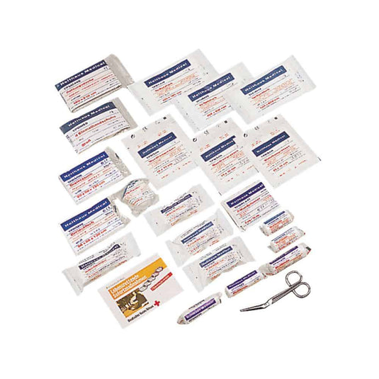 Op een wit oppervlak ligt een assortiment EHBO-artikelen van Holthaus Medical GmbH & Co. KG uitgestald, dat bij uitstek geschikt is als navulassortiment voor EHBO-tassen in auto’s. Het Holthaus Medical-navulassortiment voor motorvoertuigen DIN 13164 | Verpakking (41 stuks) omvat pleisters in verschillende maten, steriele gaaskompressen, plakband, antiseptische doekjes, een schaar en een EHBO-handleiding volgens DIN 13164.