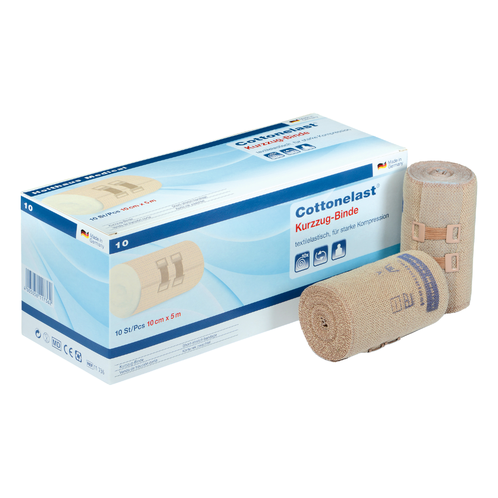 Op de foto is een doos te zien met het opschrift "Holthaus Cottonelast® Kurzzug-Binde", waaraan twee opgerolde verbanden zijn toegevoegd. De doos bevat 10 stuks kortere elastische compressieverbanden met de afmetingen 10 cm x 5 m. Deze medische producten van Holthaus Medical GmbH & Co. KG bestaan uit 100% katoen en zijn gemaakt van beige stof met blauwe naden.