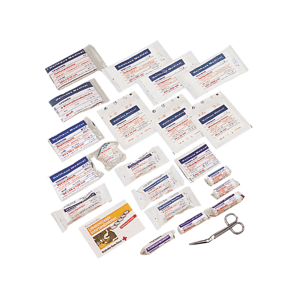 Een verzameling van verschillende EHBO-artikelen, waaronder verbanden, gaaskompressen, antiseptische doekjes en medische tape, die in rijen op een witte achtergrond zijn uitgestald. De set bevat ook een kleine metalen schaar en een EHBO-handleiding. Ideaal voor het aanvullen van uw **Holthaus Medical Vullingsassortiment Verbanddoos DIN 13160 | Verpakking (1 stuk)** van **Holthaus Medical GmbH & Co. KG**.