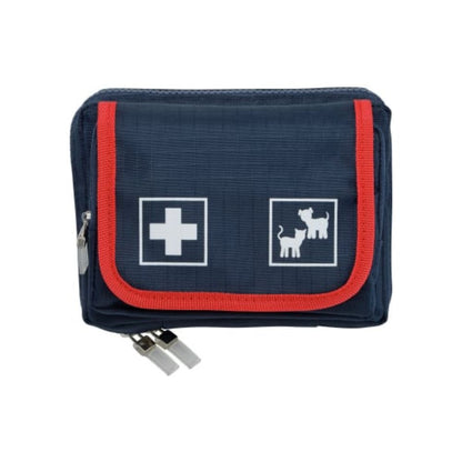 De Holthaus Medical Pet Care Verbandtas van Holthaus Medical GmbH & Co. KG is marineblauw met een rode rand, versierd met een wit kruis en katten-/hondensymbolen. Ze heeft een dubbele ritssluiting voor gemakkelijke toegang en bevat inhoud die aan de behoeften voldoet.