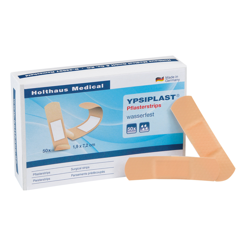 Afgebeeld is een doosje Holthaus Ypsiplast® pleisterstrips, waterafstotend van Holthaus Medical GmbH & Co. KG. De doos met het opschrift „Made in Germany“ toont een afbeelding van de strips en vermeldt dat ze 50 waterdichte pleisterstrips met de afmetingen 1,9 cm x 7,2 cm bevat. Twee strips zijn ook buiten de doos te zien.
