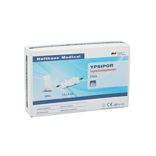 Er wordt een doosje Holthaus Ypsipor-injectiepleisters van Holthaus Medical GmbH & Co. KG tentoongesteld. De overwegend witte verpakking met blauwe accenten bevat 100 pleisters met de afmetingen 1,5 x 4 cm. Op de doos staat een Duitse tekst en een afbeelding van de pleisters.