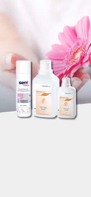 Pflegeprodukte für empfindliche Haut mit Seni Care und schülke sensiva Hautpflege vor sanftem Hintergrund mit Blume.