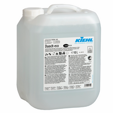 Een 10-liter container van doorschijnend kunststof met een witte schroefdop en de opdruk "Kiehl Duocit-eco balance sanitairreiniger zonder geur- en kleurstoffen" van Johannes Kiehl KG bevat meertalige aanwijzingen en veiligheidsinformatie.
