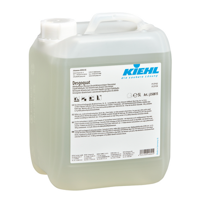 Een doorzichtige kunststofcontainer met handvat en witte dop, gelabeld met "Kiehl Desgoquat" van Johannes Kiehl KG. Het meertalige etiket informeert over het aldehydevrije vloeibare desinfectiereiniger-concentraat voor oppervlaktedesinfectie en de gebruiksinstructies.