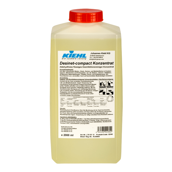 Een rechthoekige 2-liter kunststofcontainer met rode dop en wit etiket toont het merk Johannes Kiehl KG en de productinformatie voor Kiehl Desinet-compact Concentraat, een aldehydevrij vloeibaar desinfectiereiniger-concentraat in het Duits.