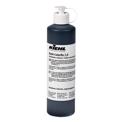 De Johannes Kiehl KG Kiehl-Colorfix 2.0 kleurconcentraat in een kunststof fles met pomp en wit etiket met zwarte en grijze letters bevat donkere vloeistof voor langdurige kleurresultaten.