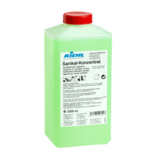 Een groene, rechthoekige 2-liter kunststofcontainer van Johannes Kiehl KG met de opdruk "Kiehl Sanikal-Concentraat Sanitairruimte-Hygiëne" is voorzien van een rode dop en meertalige product- en toepassingsinstructies op de voorkant.