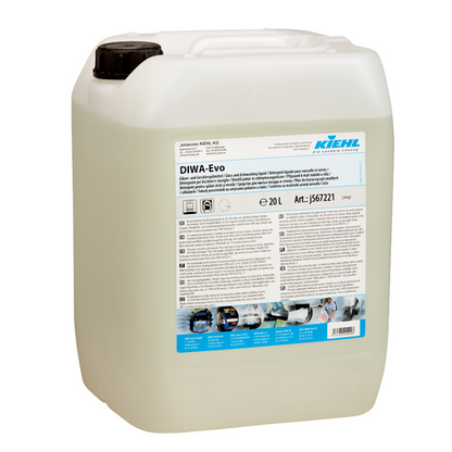 Een 20-liter container van doorzichtig kunststof met een zwarte schroefdop, geëtiketteerd met "Kiehl DIWA-Evo glas- en vaatwasmiddel" van Johannes Kiehl KG. Het blauw-wit-zwarte etiket bevat instructies en gevarensymbolen.