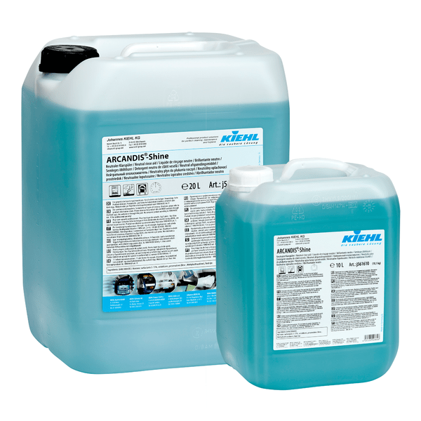 Twee containers (20 L en 10 L) blauwe Kiehl ARCANDIS-Shine Neutrale Glansspoelmiddel van Johannes Kiehl KG, gemarkeerd voor "streeploze glans" in vaatwassers.