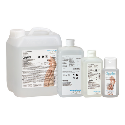 Afgebeeld zijn vier heldere flessen van Kiehl Opydes Hygiënische Handdesinfectie van Johannes Kiehl KG in verschillende maten op een rij. Ze dragen witte en blauwe letters met handsymbolen voor hygiënische handdesinfectie en kiemreductie.