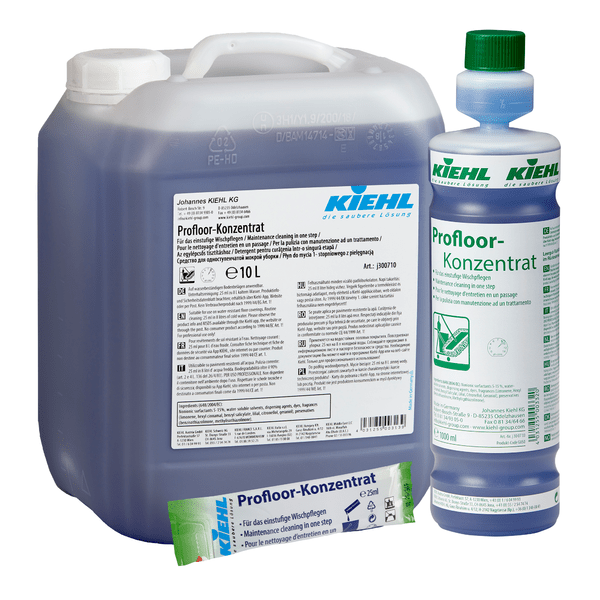 Een 10-liter jerrycan, een 1-liter fles en een klein zakje Kiehl Profloor-Concentraat Voor het eenstaps dweilen van Johannes Kiehl KG, allemaal gevuld met blauwe vloeistof en voorzien van wit-groene etiketten met productinformatie en branding.