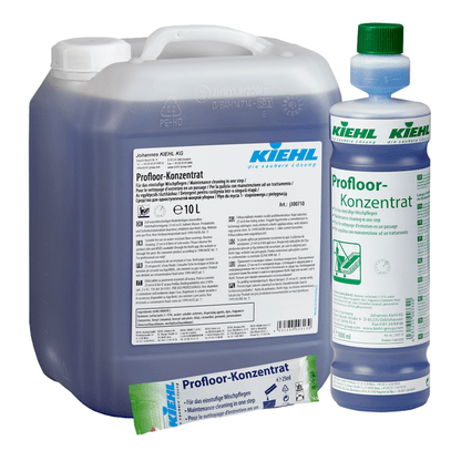 Een 10-liter jerrycan, een 1-liter fles en een klein zakje Kiehl Profloor-Concentraat Voor het eenstaps dweilen van Johannes Kiehl KG, allemaal gevuld met blauwe vloeistof en voorzien van wit-groene etiketten met productinformatie en branding.