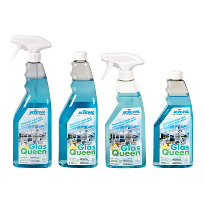 Afgebeeld zijn vier flessen van Johannes Kiehl KG GlasQueen glas- en oppervlaktereiniger - twee met sproeikop en twee met schroefdop. De blauwe vloeistof belooft een streeploze reiniging, en de etiketten tonen vlekkeloze glasoppervlakken.