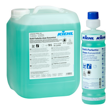 Sechs 1-Liter-Flaschen Kiehl-Parketto-clean-Konzentrat Holzboden- und Laminatreiniger der Johannes Kiehl KG, jeweils mit blau-weißem Etikett und blauem Verschluss, verpackt in einem Karton.