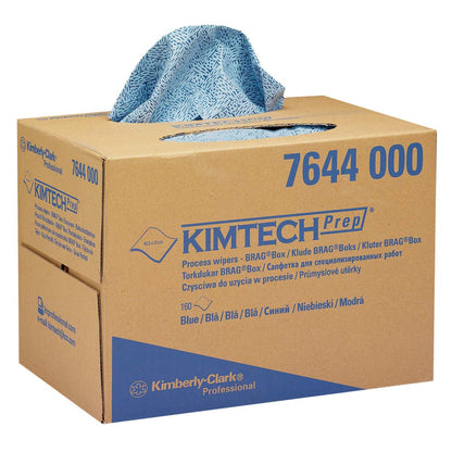 Een blauw gemusterd Kimtech® procesreinigingsdoek wordt uit een bruine Kimberly-Clark GmbH BRAG™ Box (1 doos x 160 doeken) genomen. De karton is bedrukt met productinformatie en is ideaal voor industriële reiniging.