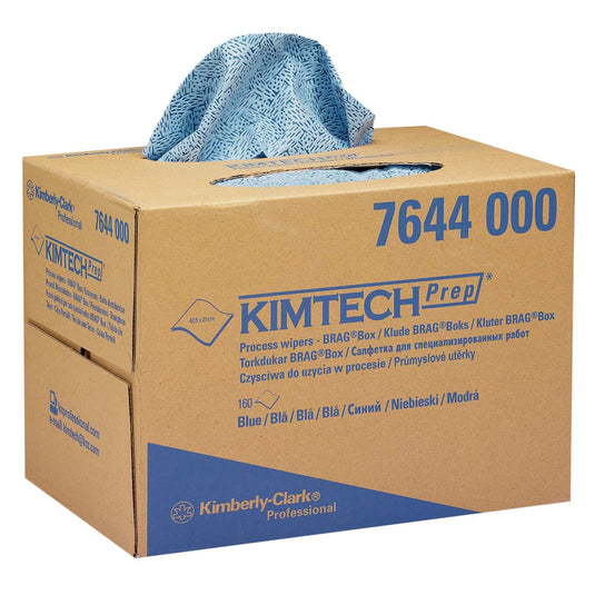 Er wordt een blauw gedessineerd Kimtech®-procesdoekje uit een bruine Kimberly-Clark GmbH BRAG™-doos (1 doos x 160 doekjes) uitgedeeld. Op de doos staat productinformatie vermeld en deze is bij uitstek geschikt voor industriële reiniging.