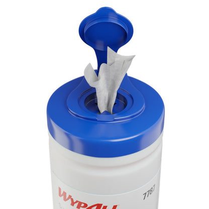 Een close-up toont een cilindrische Kimberly-Clark WypAll® oppervlaktedesinfectiedoekjes dispenseremmer met een blauwe flip-top deksel, die een wit reinigingsdoekje uitgeeft. Het etiket geeft aan dat het een houder met 200 doekjes voor effectieve oppervlaktedesinfectie is.