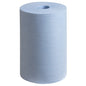 Een blauwe WypAll® X60 General Clean centrale uitname rol (1 x 150 vellen) van Kimberly-Clark GmbH staat rechtop voor een eenvoudige witte achtergrond.