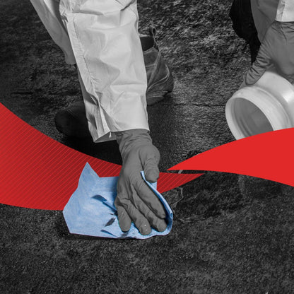 Een persoon in beschermende kleding reinigt een donkere vloer met een blauw WypAll® X60 General Clean centrale uitname doek (1 rol, 150 vellen) van Kimberly-Clark GmbH. Een witte container en rode grafieken benadrukken de efficiënte centrale uitname.