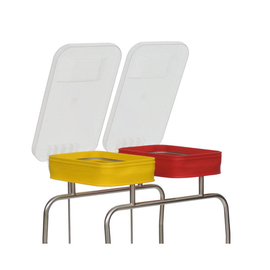 Twee metalen stoelen met gestoffeerde zittingen – één gele en één rode – hebben schuine, doorschijnende kunststof rugleuningen die doen denken aan het Novocal-kunststof deksel met kunststof scharnier en softclose van Novocal, en staan tegen een sobere achtergrond.