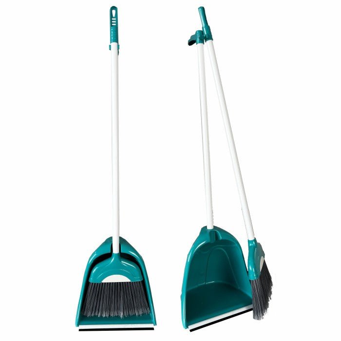 Twee teal-kleurige Arcora Kehrset Karisma Oval vegersets van Arcora International GmbH zijn rechtop afgebeeld, waarbij een bezem in de stoffer zit en de andere tegen de bak leunt. De sets worden in een doos met 12 stuks geleverd.