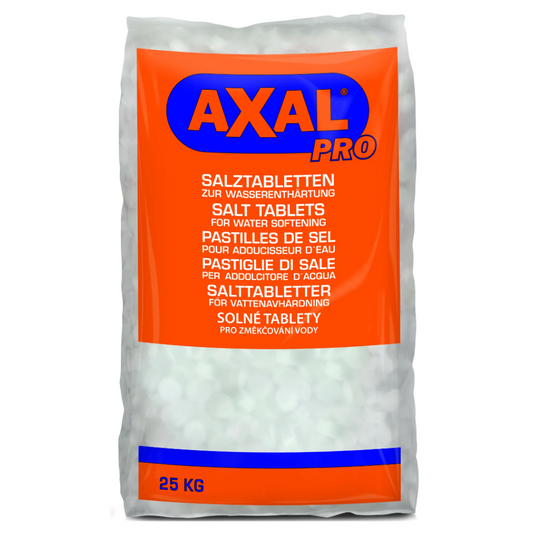 Een 25 kg-zak AXAL PRO TABS Regeneratiezout - Speciaalzout voor waterontharding van K+S Minerals and Agriculture GmbH is verpakt in fel oranje en voorzien van meertalige tekst, waaronder Duitse, Engelse en Franse etiketten. Dit regeneratiezout is ideaal voor efficiënte waterontharding in uw huishouden of bedrijf.