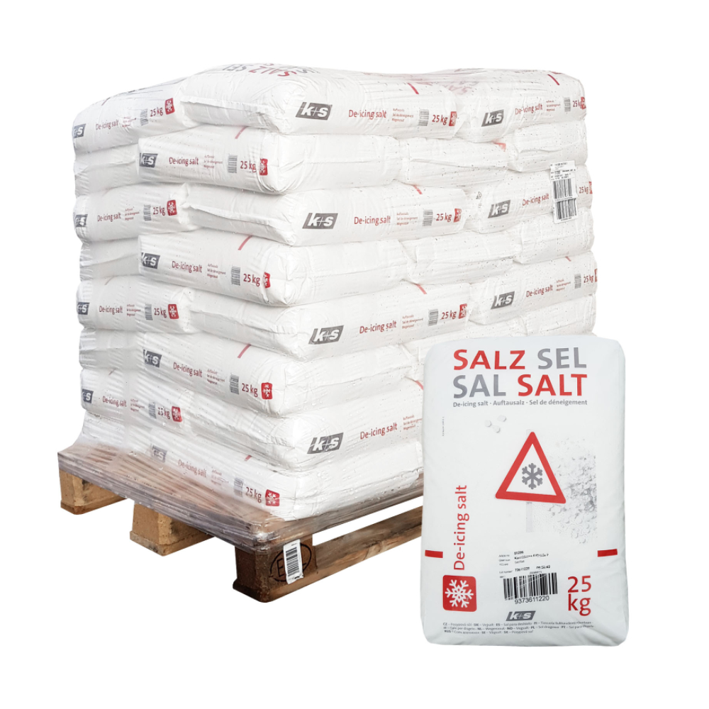 Op een houten pallet ligt een stapel van 25 zakken à 25 kg K+S AG steen-dooizout strooizout voor de winterdienst, droog gerangschikt. Een zak staat rechtop vooraan en draagt het opschrift „ZOUT SEL SALT“ evenals een sneeuwvlok en een waarschuwingsdriehoek – perfect voor de winterdienst. Het product is van K+S Minerals and Agriculture GmbH.