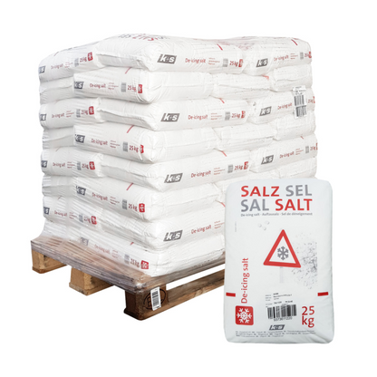 Op een houten pallet ligt een stapel van 25 zakken à 25 kg K+S AG steen-dooizout strooizout voor de winterdienst, droog gerangschikt. Een zak staat rechtop vooraan en draagt het opschrift „ZOUT SEL SALT“ evenals een sneeuwvlok en een waarschuwingsdriehoek – perfect voor de winterdienst. Het product is van K+S Minerals and Agriculture GmbH.