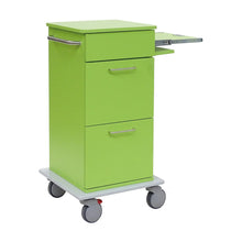 Der Novocal Laptopwagen mit seitlich ausziehbarem Laptop-Fach ist ein grüner Rollwagen mit drei Schubladen, einem Seitengriff, vier grauen Lenkrollen (eine mit rotem Bremshebel) und steht auf einem weißen Sockel.