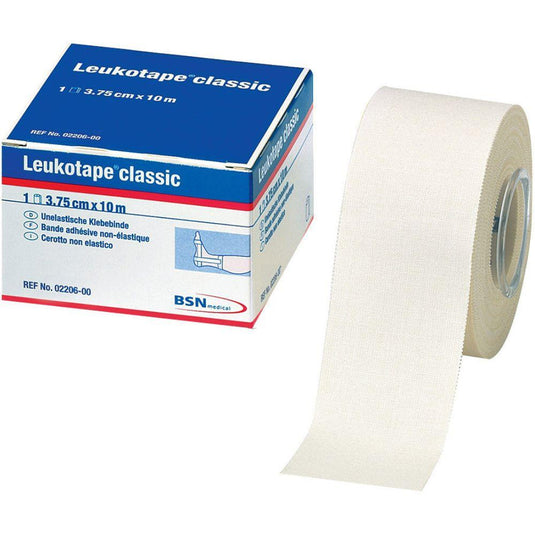 Een rol Leukotape Sport Tape Classic (3,75 cm x 10 m, wit) van BSN Medical GmbH voor sportblessures is gedeeltelijk afgerold; op de verpakking staan de productnaam, de afmetingen en het merk vermeld.
