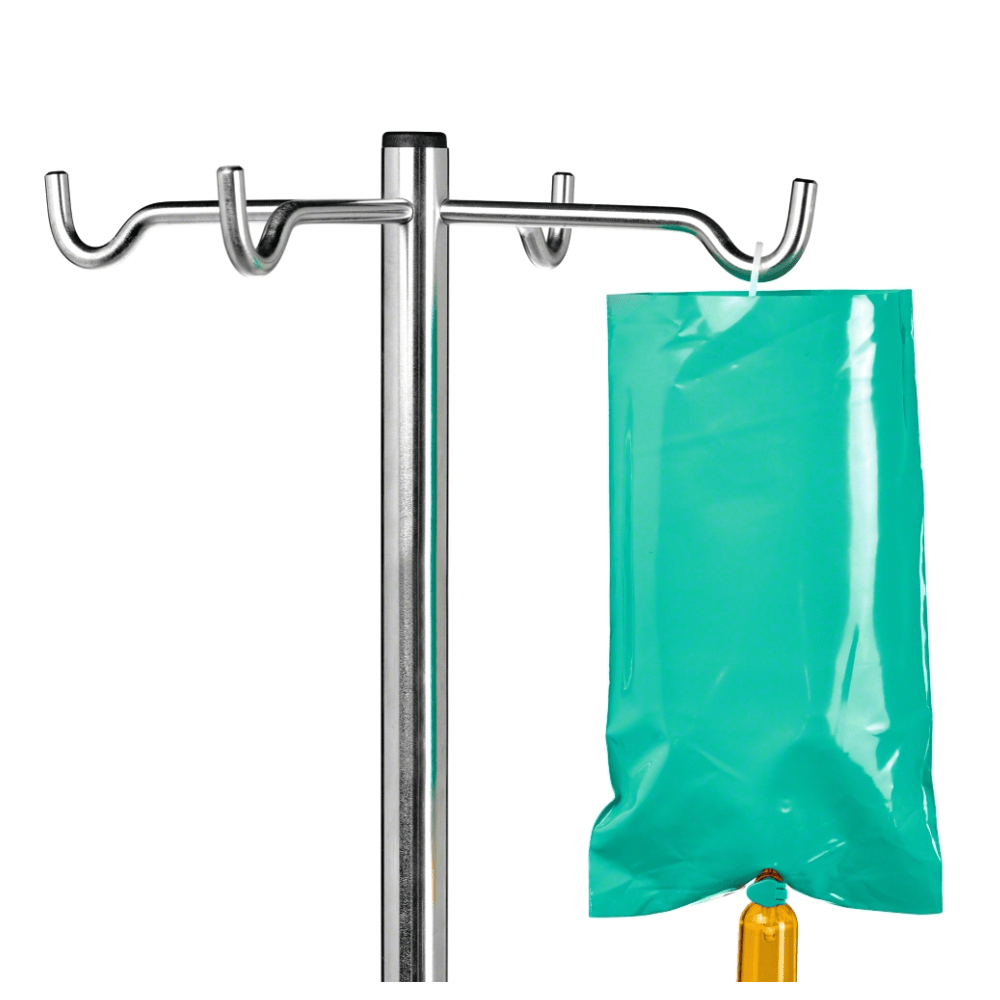 Afgebeeld is een infusiestandaard van metaal met meerdere haken, waarvan er één een gedeeltelijk zichtbare B. Braun lichtbeschermhoes voor Ecoflac® plus Green Bag houdt. De houder is eenvoudig wit, ideaal voor de medische verzorging met lichtgevoelige oplossingen.