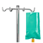 Afgebeeld is een infusiestandaard van metaal met meerdere haken, waarvan er één een gedeeltelijk zichtbare B. Braun lichtbeschermhoes voor Ecoflac® plus Green Bag houdt. De houder is eenvoudig wit, ideaal voor de medische verzorging met lichtgevoelige oplossingen.