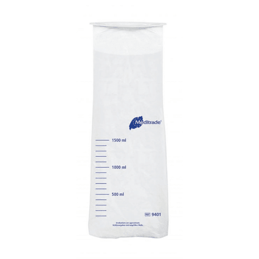 Een doorzichtige, gegradueerde kunststof maatbeker van polyethyleen met blauwe maatstreepjes en het blauwe logo van „Meditrade GmbH“, die een inhoud aangeeft van 500 ml tot 1500 ml.