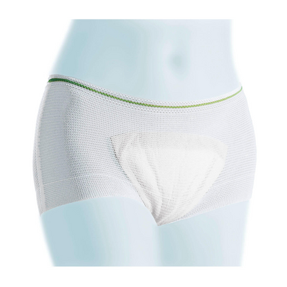 Een paar witte, ademende Meditrade Light-boxershorts met een groen omzoomde elastische tailleband, gepresenteerd op een etalagepop met een subtiele blauwe achtergrond.