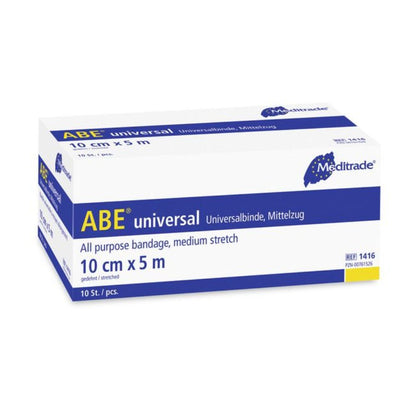 De Meditrade ABE® permanent elastische universele bandage niet steriel 10 cm x 5 m van Meditrade GmbH is verpakt in een witte doos met blauwe letters. Ze biedt een gemiddelde rekbaarheid voor medisch gebruik en draagt het Meditrade-logo in de rechterbovenhoek. De verpakking bevat 10 stuks.