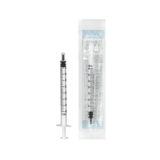 Een Mediware-insulinespuit van 1 ml van Servoprax GmbH wordt naast de verpakking getoond. De spuit heeft een doorzichtige cilinder met zwarte maatstreepjes, waaronder U 40-indelingen, en een zwarte zuiger. Op de doorzichtige verpakking is tekst te zien die de Luer-aansluiting benadrukt, die een eenvoudige aansluiting mogelijk maakt.