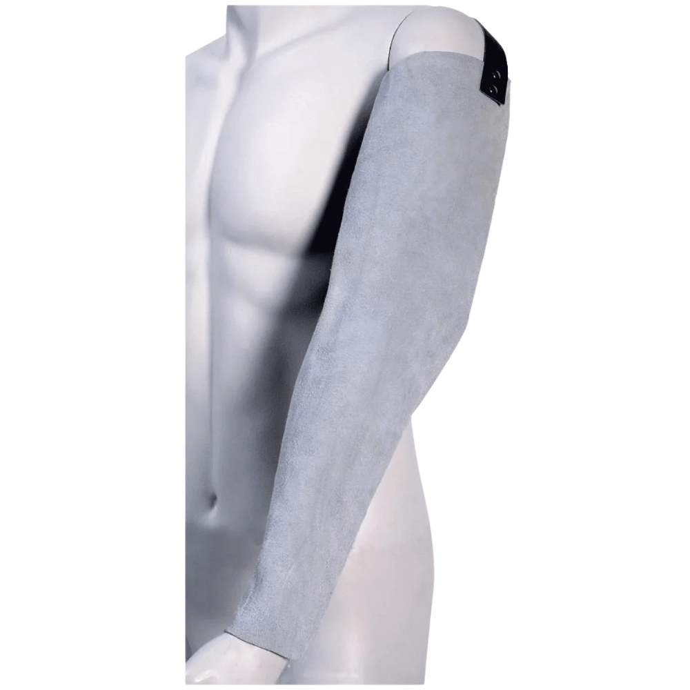 Een mannequin-torso toont een NITRAS splitleren armmanchet in lichtgrijs van AS Arbeitsschutz GmbH, die de linkerarm van de schouder tot de pols bedekt. Deze 75 cm lange robuuste hoes heeft een zwarte houder op de bovenarm voor comfortabel draagcomfort en een individueel verstelbare armafsluiting.