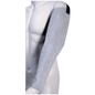 Een mannequin-torso toont een NITRAS splitleren armmanchet in lichtgrijs van AS Arbeitsschutz GmbH, die de linkerarm van de schouder tot de pols bedekt. Deze 75 cm lange robuuste hoes heeft een zwarte houder op de bovenarm voor comfortabel draagcomfort en een individueel verstelbare armafsluiting.