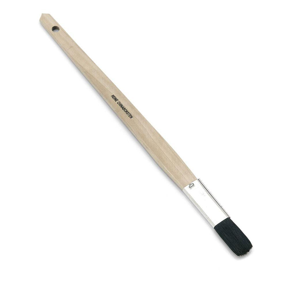 De Nölle Profi Brush platte kwast recht heeft een houten steel met gat om op te hangen, zwarte Chinese borstelharen en een verbindende metalen klem van het merk Nölle Profi Brush Borstel- & Penseltechniek e.K.