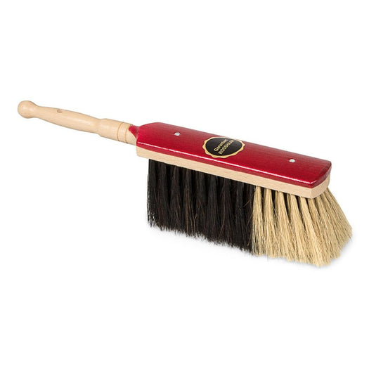 Wij presenteren de Nölle Profi Brush Stubenhandfeger Rossschweifhaar van Nölle Profi Brush Bürsten- & Pinseltechnik e.K. - een 30 cm groot gereedschap met stofbindende eigenschappen met zwarte en beige paardenhaarborstels op een rood blok en een lichte houten handgreep met afgerond uiteinde.
