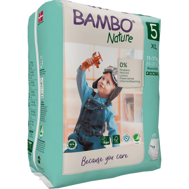 Een verpakking van Bambo Nature Pants van Abena Re-Seller GmbH, maat 5 XL (11-17 kg), toont een kind in een tuinbroek met een speelgoedvliegtuig. De milieuvriendelijke verpakking benadrukt de huidvriendelijke en milieubewuste eigenschappen.