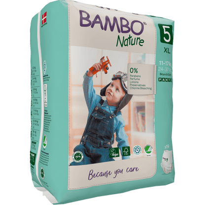 Een verpakking van Bambo Nature Pants van Abena Re-Seller GmbH, maat 5 XL (11-17 kg), toont een kind in een tuinbroek met een speelgoedvliegtuig. De milieuvriendelijke verpakking benadrukt de huidvriendelijke en milieubewuste eigenschappen.