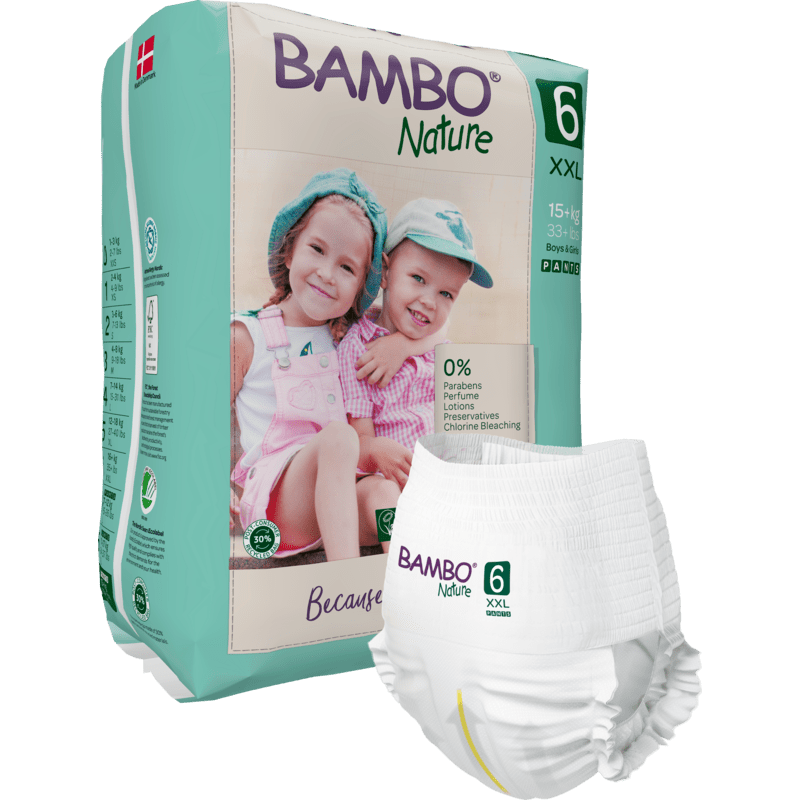Afgebeeld is een pak Bambo Nature Pants van Abena Re-Seller GmbH voor kinderen boven de 15 kg met twee lachende kinderen in hoeden en tuinbroeken op de verpakking. Op de voorgrond is een enkele luier te zien.