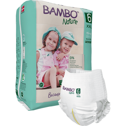 Afgebeeld is een pak Bambo Nature Pants van Abena Re-Seller GmbH voor kinderen boven de 15 kg met twee lachende kinderen in hoeden en tuinbroeken op de verpakking. Op de voorgrond is een enkele luier te zien.