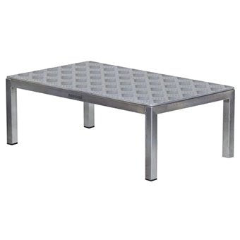 De Novocal OP-Tritt 1 is een robuust metalen platform (600 x 350 x 250 mm) met vier poten en een diamantplaat, uitgerust met een steunhandgreep - ideaal voor chirurgisch gebruik in de OK. Wordt geleverd als één stuk per verpakking.