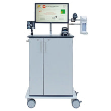 Der Novocal EDV-Wagen Typ Optivisit ist ein mobiler medizinischer Arbeitsplatz mit Monitor, Barcode-Scanner, Desinfektionsmittelspender und Drucker in einem grauen zweitürigen Schrank mit vier Lenkrollen. Marke: Novocal.