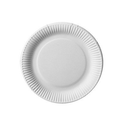 Op een witte achtergrond presenteert zich een eenvoudig, licht gegolfd, rond, wit PAPSTAR kartonnen bord van FSC-gecertificeerd materiaal.