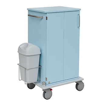 Der Novocal Pflege- und Arbeitswagen hat einen hellblauen Metallrahmen mit zwei Türen, einen Seitengriff, große graue Räder auf einer Vollkunststoffplattform und einen angebrachten Mülleimer. Abgebildet vor einem weißen Hintergrund.