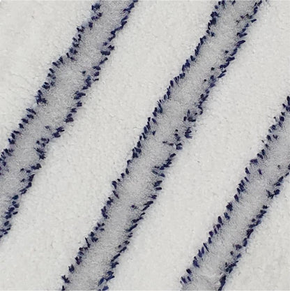 Close-up van de Arcora EXCELLENT SOFT MOPP BLAUW-WIT van Arcora International GmbH: Op het witte, gestructureerde oppervlak zorgen drie gelijkmatig verdeelde, licht verhoogde diagonale lijnen in donker- en lichtblauwe, zachte vezels voor een hoogwaardige afwerking.